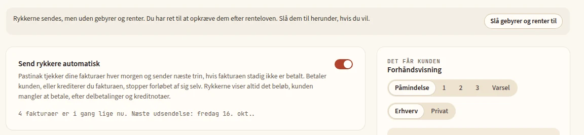 Skærmbillede: Indstillinger, Rykkere, med knappen Slå gebyrer og renter til.